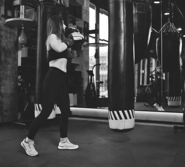 Ένα Γυμνασμένο Κορίτσι Αθλητικά Και Γάντια Του Μποξ Χτυπάει Έναν — Φωτογραφία Αρχείου