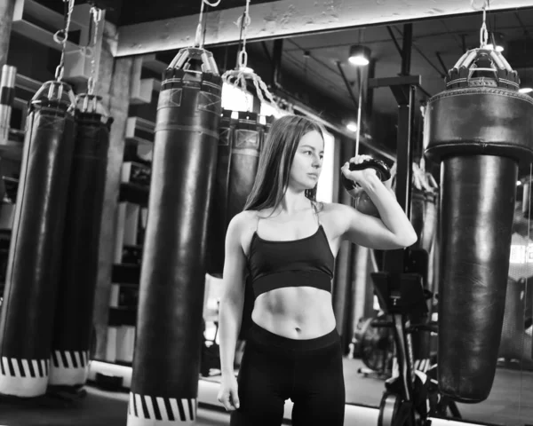 Treinamento Funcional Mulher Fitness Fazendo Exercício Com Kettlebell Feminino Fazendo — Fotografia de Stock