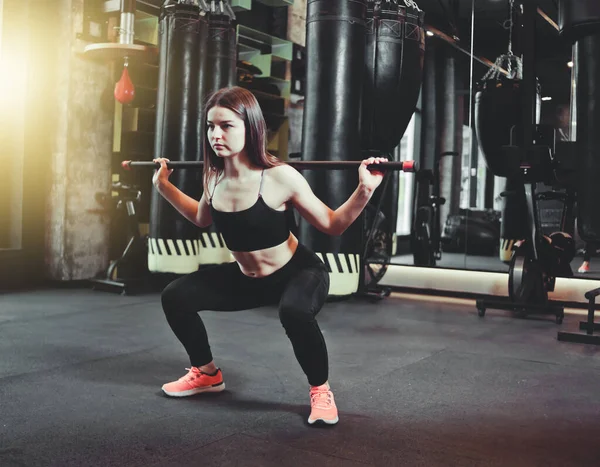 Mooie Fit Vrouw Doet Squats Oefening Met Gymnastiek Stok Bij — Stockfoto