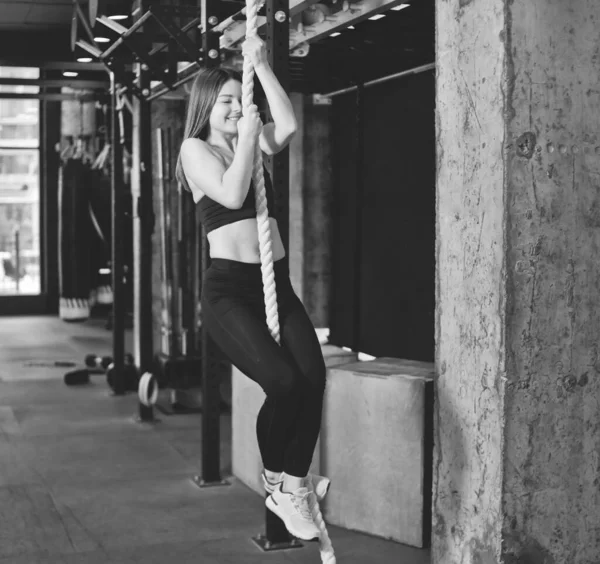 Spor Salonunda Ipe Tırmanan Formda Bir Kız Genç Güçlü Bir — Stok fotoğraf