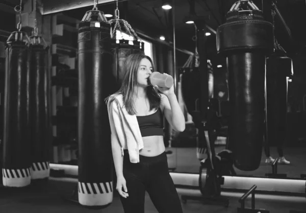 Time Break Tired Fit Girl Sportswear Drinks Water Bottle Towel — Stock Photo, Image