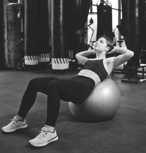 Junge Fitte Frau Macht Bauch Crunches Auf Fitball Sportlerin Trainiert — Stockfoto