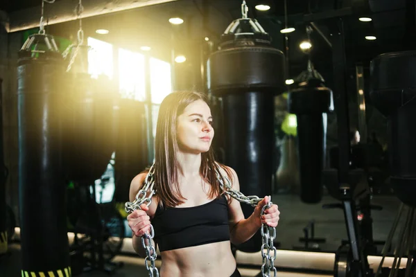 Young Fit Woman Sportswear Posing Heavy Metal Chain Her Shoulder — Stock Photo, Image