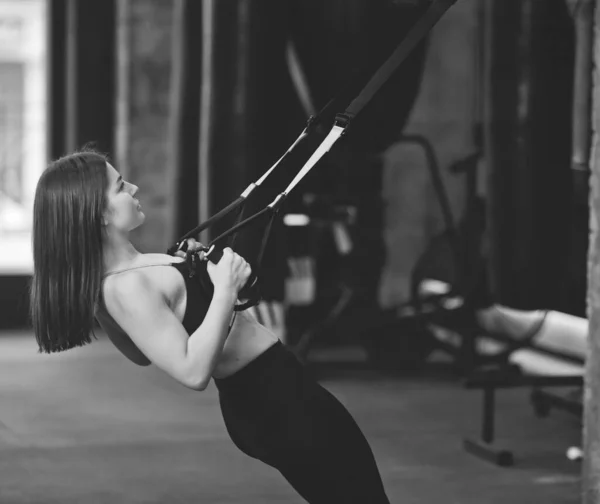 Fit Γυναίκα Κάνει Άσκηση Ιμάντα Γυμναστικής Στο Γυμναστήριο Γυμναστική Λειτουργική — Φωτογραφία Αρχείου