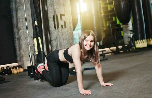 Jonge Vrouw Doet Push Ups Terwijl Benen Hangen Trx Sportschool — Stockfoto