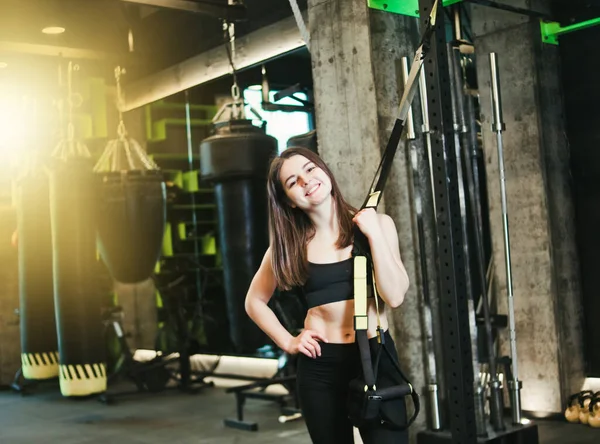 Mujer Joven Forma Ropa Deportiva Posando Con Correa Fitness Gimnasio — Foto de Stock