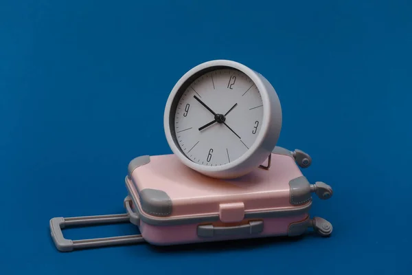 Czas Podróż Mini Plastikowa Walizka Podróżna Zegar Klasycznym Niebieskim Tle — Zdjęcie stockowe