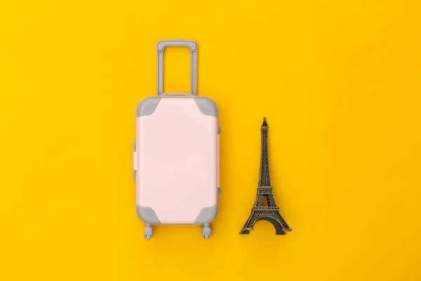Cestoval Paříže Mini Plastový Cestovní Kufr Soška Eiffelovy Věže Žlutém — Stock fotografie
