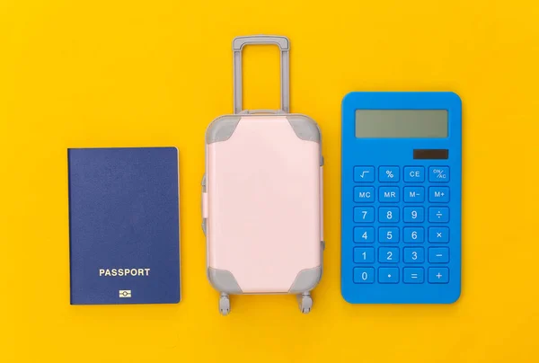 Spese Viaggio Mini Valigia Viaggio Plastica Con Calcolatrice Passaporto Sfondo — Foto Stock