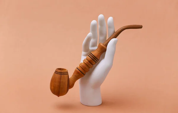 Witte Mannequin Hand Houdt Roken Pijp Bruine Achtergrond — Stockfoto