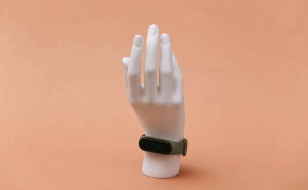 Soporte Mano Maniquí Blanco Con Pulsera Inteligente Sobre Fondo Marrón — Foto de Stock