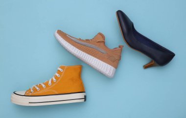 Sarı arka planda farklı kadın ayakkabıları. Üst görünüm