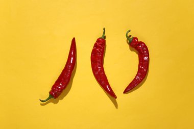 Sarı arka planda kırmızı biber. Üst görünüm