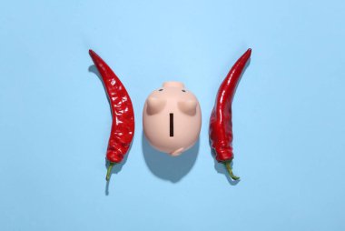 Mavi arka planda kumbaralı acı kırmızı biber.