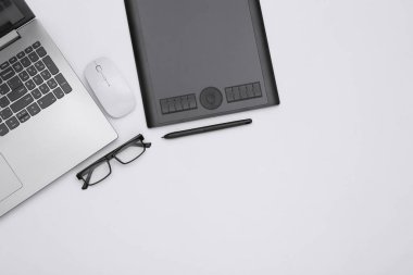 Diz üstü bilgisayar ve beyaz arkaplanlı grafiksel tablet. Üst Manzara. Düz yatıyordu
