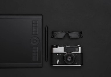 Kalemli grafiksel tablet, siyah arka planda kamera. Üst görünüm