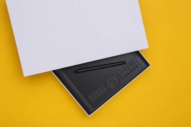 Sarı arkaplandaki kutuda yeni grafik tableti. Üst görünüm