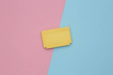 Pembe mavi arka planda Retro video oyun kartuşu. Üst görünüm