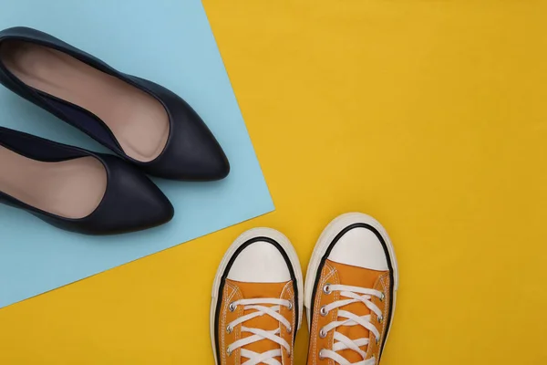 Turnschuhe Und Schuhe Mit Absätzen Auf Blaugelbem Hintergrund Frauenschuhe Ansicht — Stockfoto