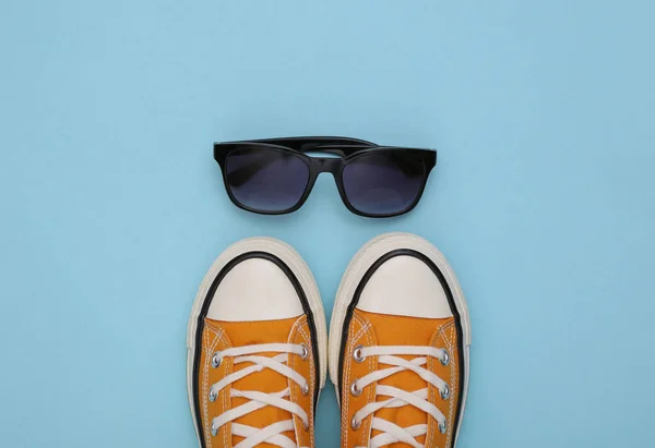Pojęcie Stylu Życia Trampki Retro Gumowe Okularami Przeciwsłonecznymi Niebieskim Tle — Zdjęcie stockowe