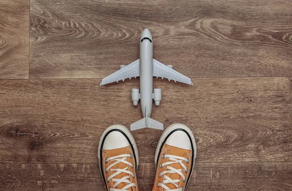 Conceito Viagem Sapatilhas Retro Gumshoes Com Avião Chão Madeira Vista — Fotografia de Stock