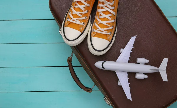 Concepto Viaje Zapatillas Estilo Retro Maleta Viaje Antigua Plano Aire —  Fotos de Stock