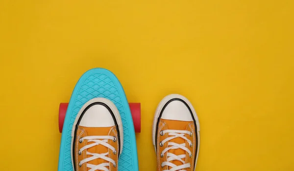 Cruiser Board Gumshoes Yellow Background Youth Concept Top View — Stock Photo, Image