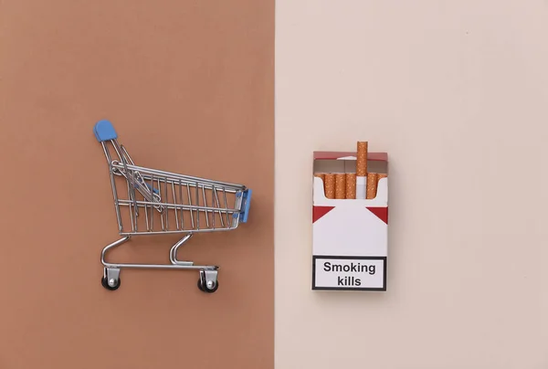 Mini Carrello Con Pacchetto Sigarette Sfondo Beige Marrone — Foto Stock