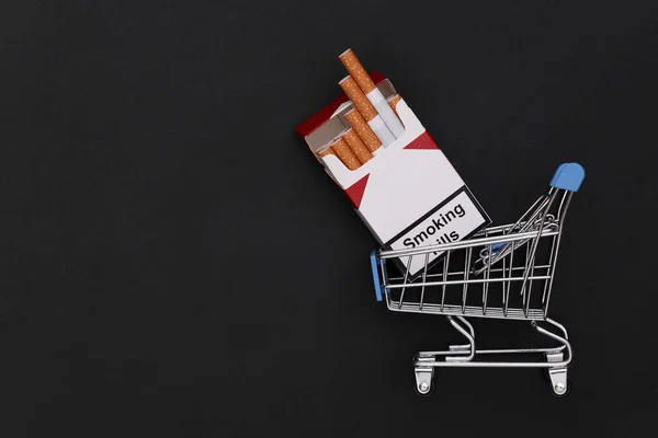 Mini Carrito Compras Con Paquete Cigarrillos Sobre Fondo Negro — Foto de Stock