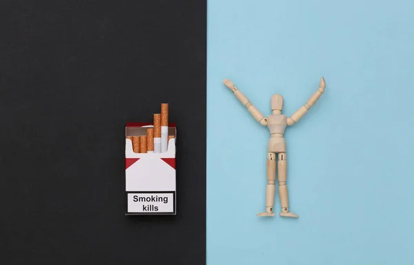 Позбавлення Від Куріння Лялька Пачка Сигарет Синьому Чорному Тлі — стокове фото