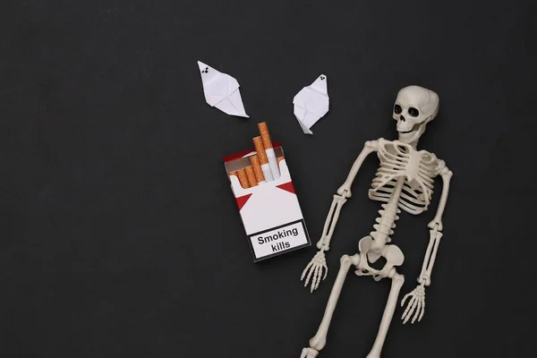 Fumar Mata Pack Cigarrillos Esqueleto Fantasmas Sobre Fondo Negro — Foto de Stock