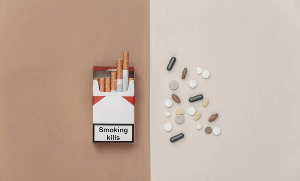 Trattamento Della Dipendenza Fumo Pacchetto Sigarette Pillole Sfondo Marrone Beige — Foto Stock