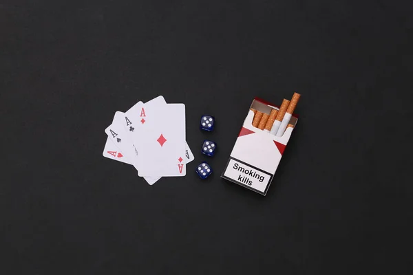 Apuestas Adicción Tabaco Pack Cigarrillos Cuatro Ases Dados Sobre Fondo — Foto de Stock