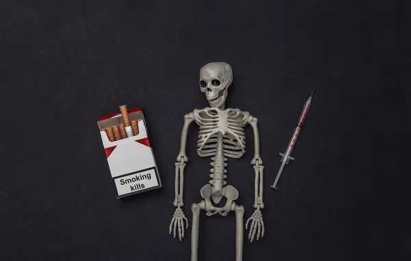 Malos Hábitos Fumar Drogadicción Envase Cigarrillos Jeringa Esqueleto Sobre Fondo — Foto de Stock