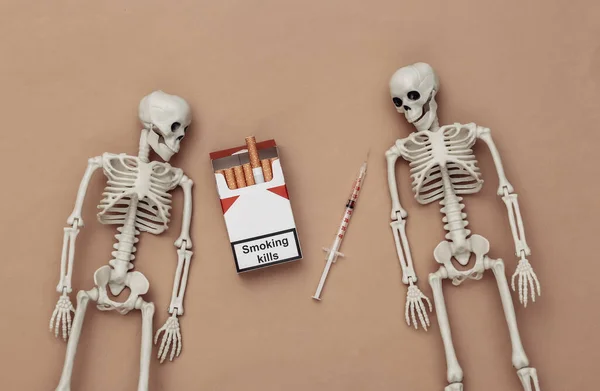 坏习惯 吸烟和吸毒成瘾 棕色背景的香烟 注射器和骷髅包 — 图库照片