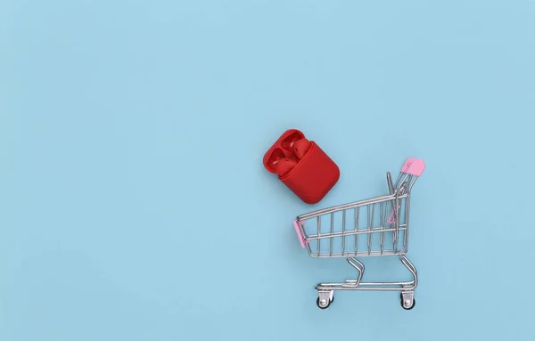 Mini Carrito Compras Auriculares Inalámbricos Caso Fondo Azul — Foto de Stock