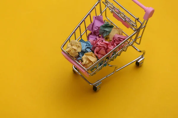 Mini Carrito Compras Con Bolas Papel Color Arrugado Sobre Fondo — Foto de Stock