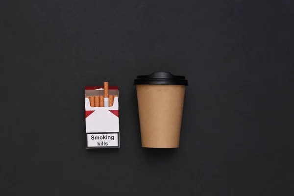 黒を基調としたタバコとコーヒーカップのパック — ストック写真