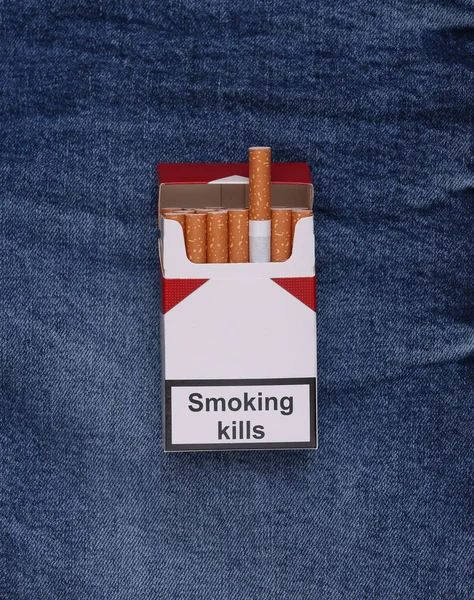 Envase Cigarrillos Sobre Fondo Denim — Foto de Stock