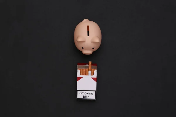 Porquinho Maço Cigarros Fundo Preto Custos Fumar Vista Superior — Fotografia de Stock