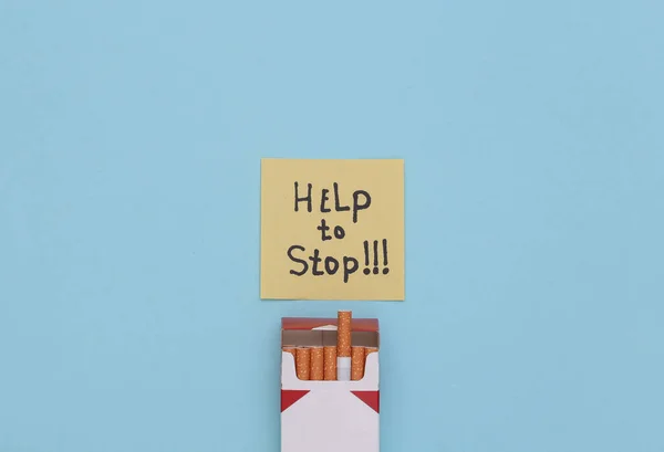 Εθισμός Στο Κάπνισμα Βοήθεια Για Σταματήσει Πακέτο Τσιγάρα Μπλε Φόντο — Φωτογραφία Αρχείου