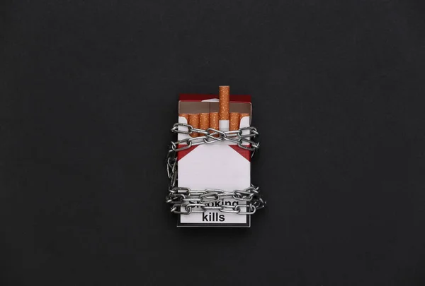 Pacchetto Sigarette Avvolto Una Catena Acciaio Sfondo Nero — Foto Stock