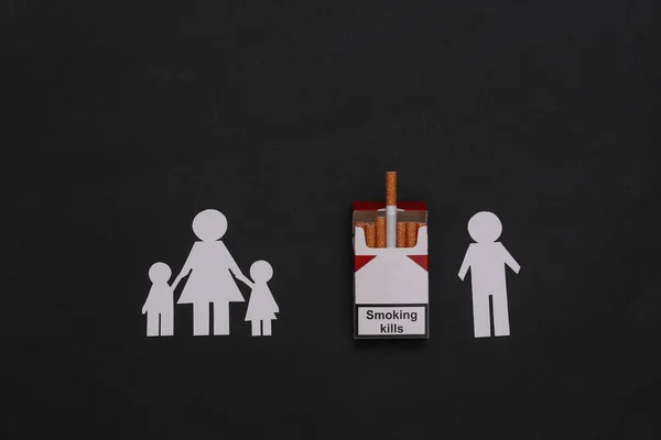 用香烟把家人拆散的纸屑 破坏性的家庭观念 吸烟成瘾 — 图库照片