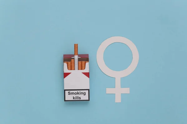 Förpackning Cigaretter Och Venus Kvinnliga Kön Symbol Blå Bakgrund — Stockfoto