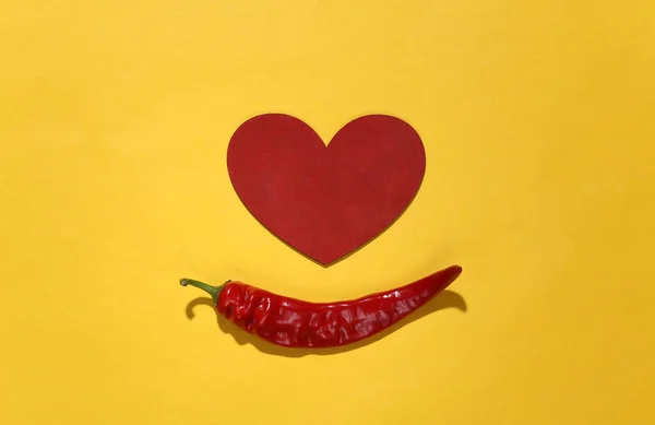 Перец Чили Сердце Желтом Фоне Концепция Любви Вид Сверху — стоковое фото