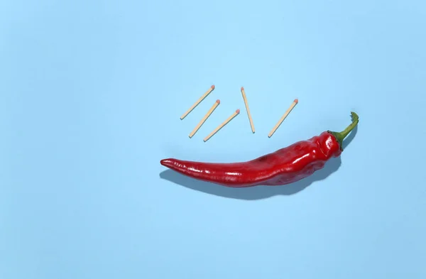 Würzige Rote Chilischoten Und Streichhölzer Auf Blauem Hintergrund — Stockfoto