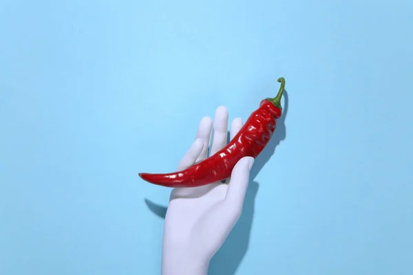 Mannequin Hand Hält Scharfe Chilischote Auf Blauem Hintergrund — Stockfoto