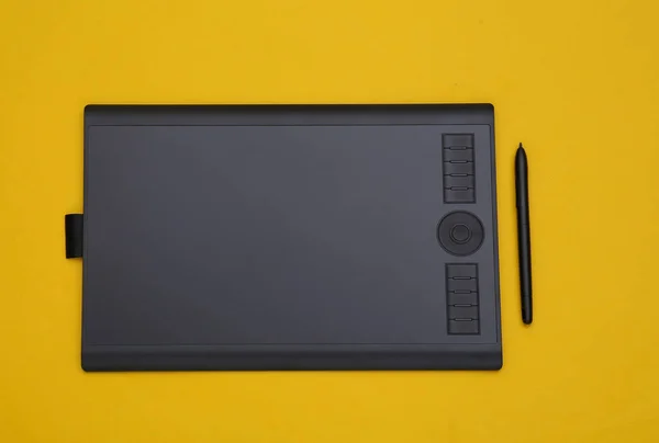 Tablet Grafis Dengan Pena Latar Belakang Kuning Tampilan Atas — Stok Foto