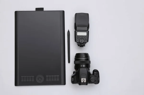 Tablet Grafico Con Penna Flash Fotocamera Sfondo Bianco Vista Dall — Foto Stock