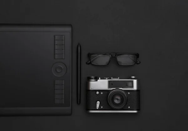 Grafik Tablet Mit Stift Kamera Auf Schwarzem Hintergrund Ansicht Von — Stockfoto